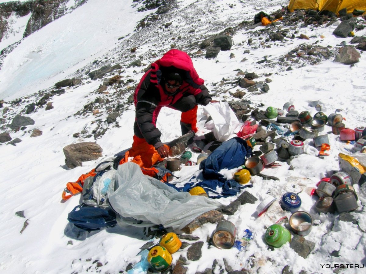 Восхождение на Эверест горы мусора