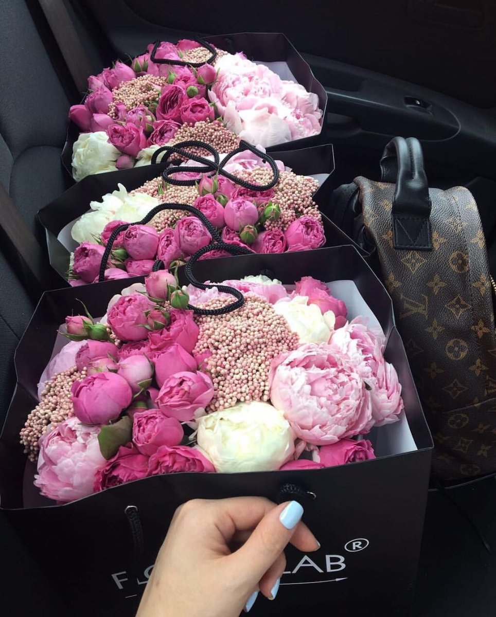 Букет пионов в машине
