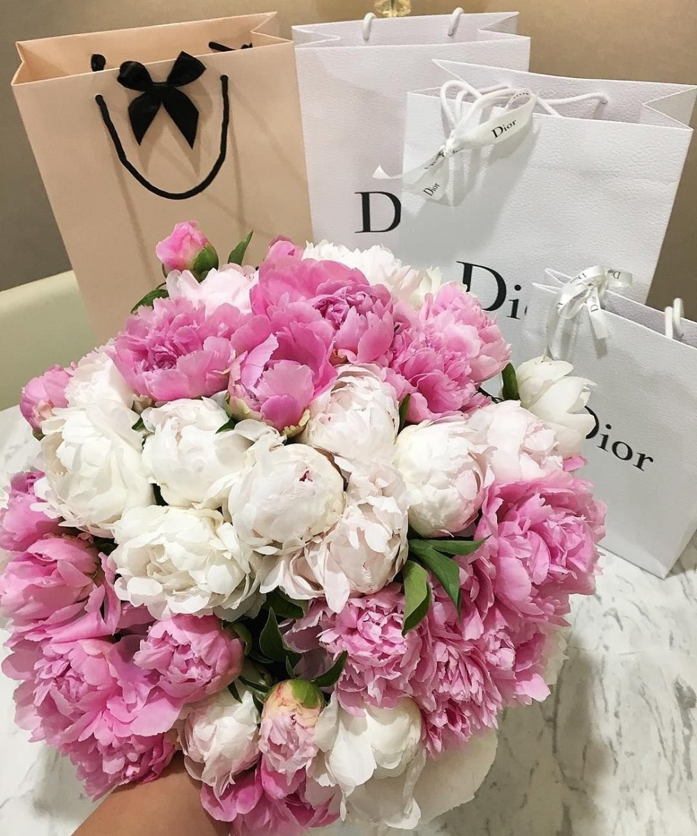 Букет пионов и подарок