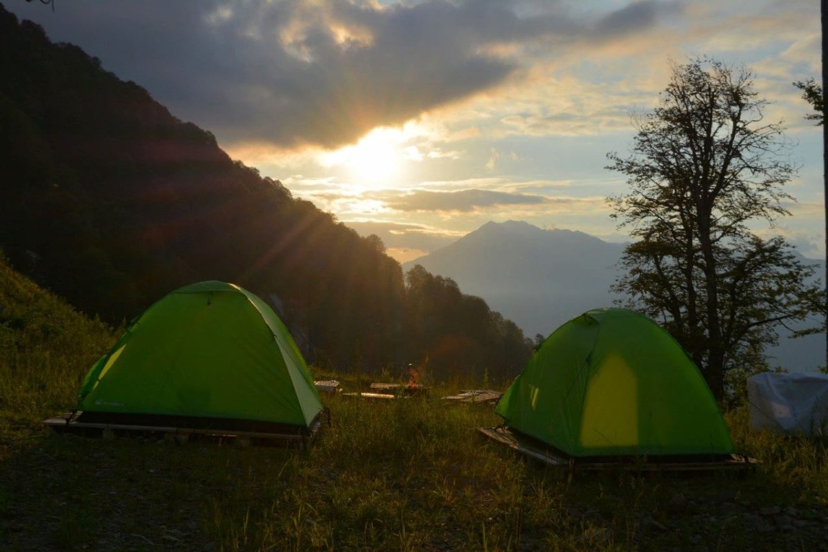 Палаточный лагерь в горах роза Хутор