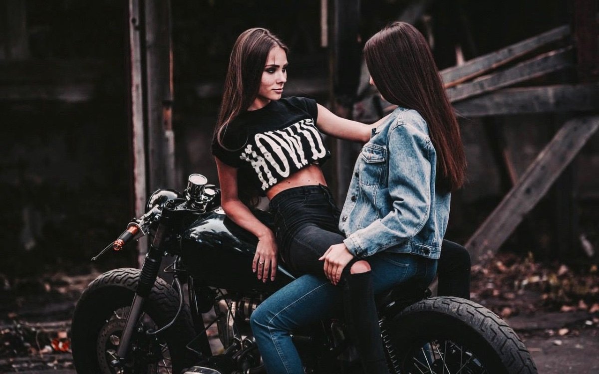 Две девушки на мотоцикле