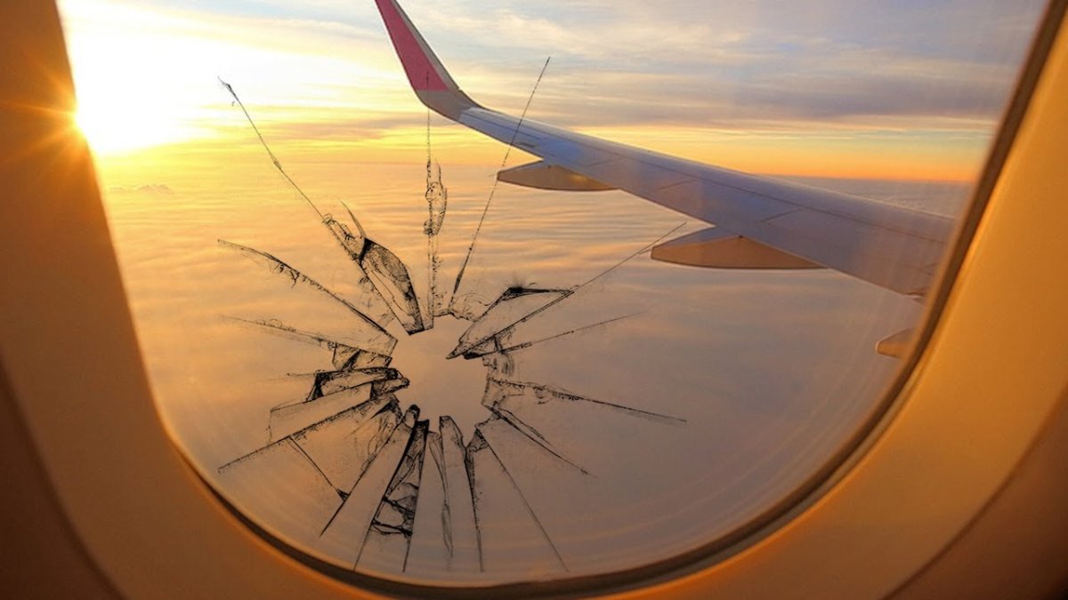 Вид из иллюминатора самолёта на взлете