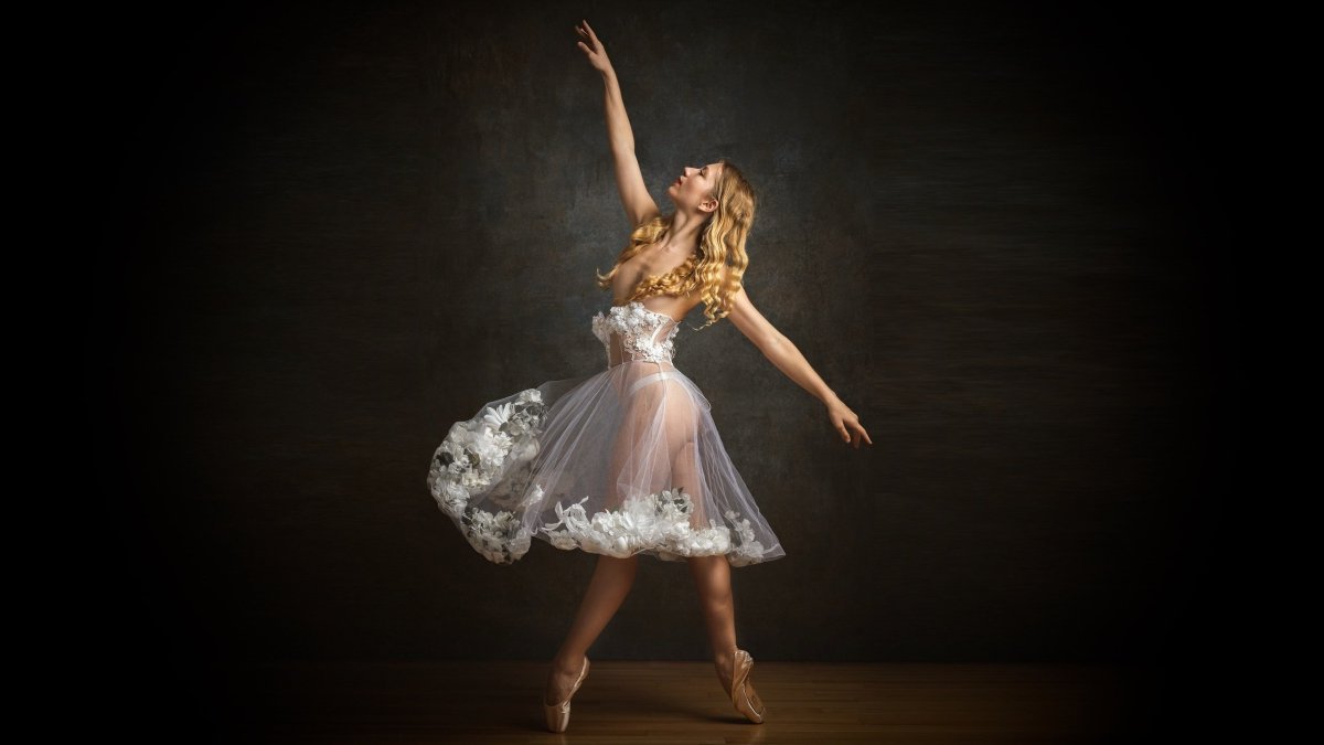 Девушка в платье танцует