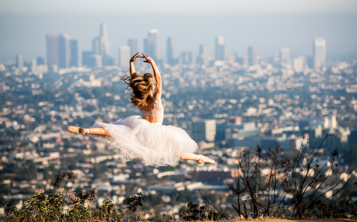 Балерина на фоне города