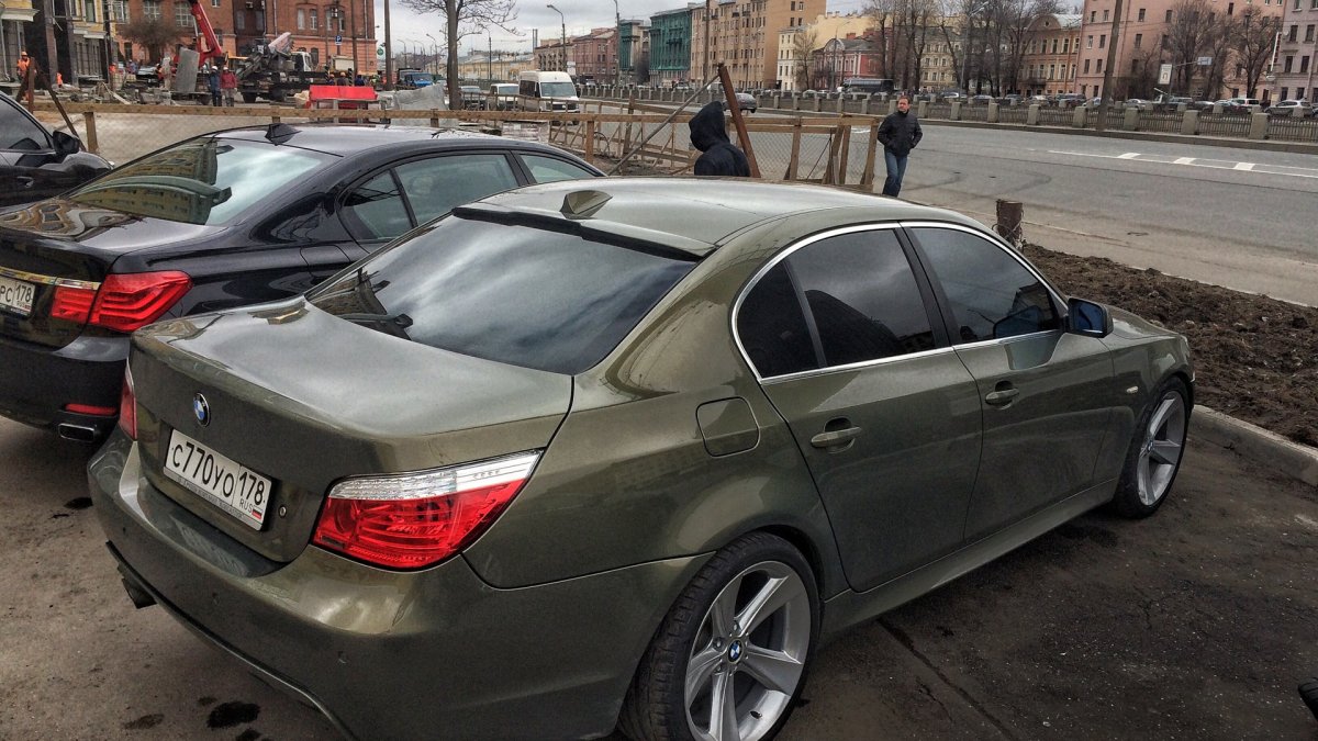 BMW 5 Series хаки