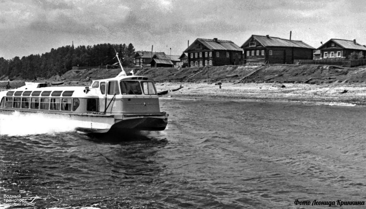 Теплоход Заря на реке Сухона