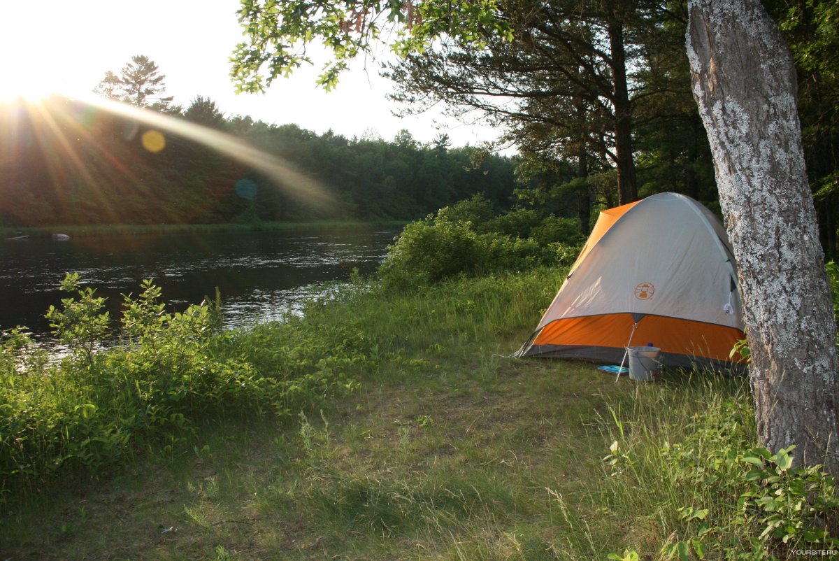 Палаточный лагерь у реки