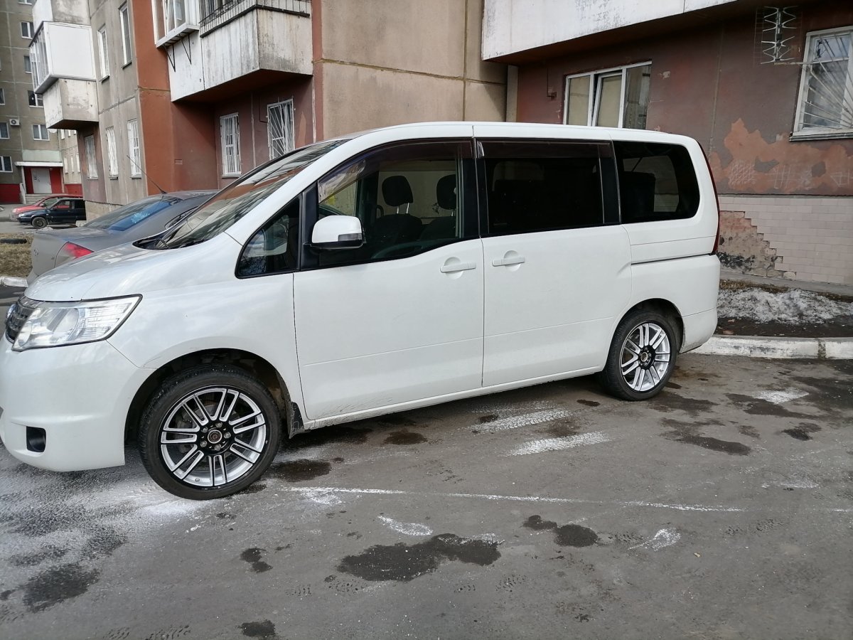 Nissan Serena белый