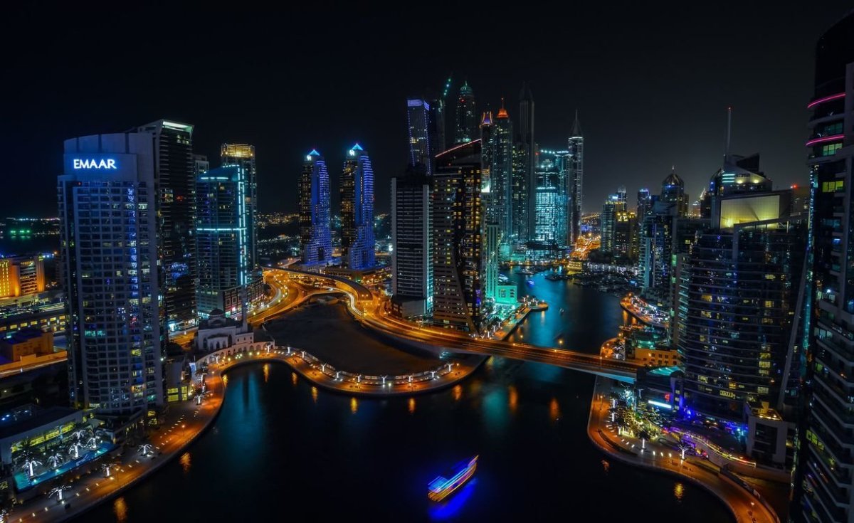 Город красивый ночной Дубаи