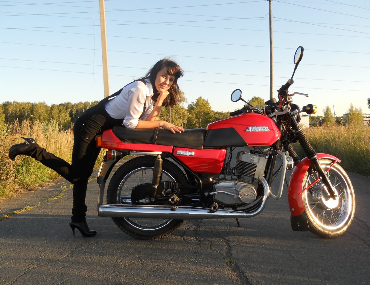 Мотоцикл Ява 634 350 и девушка