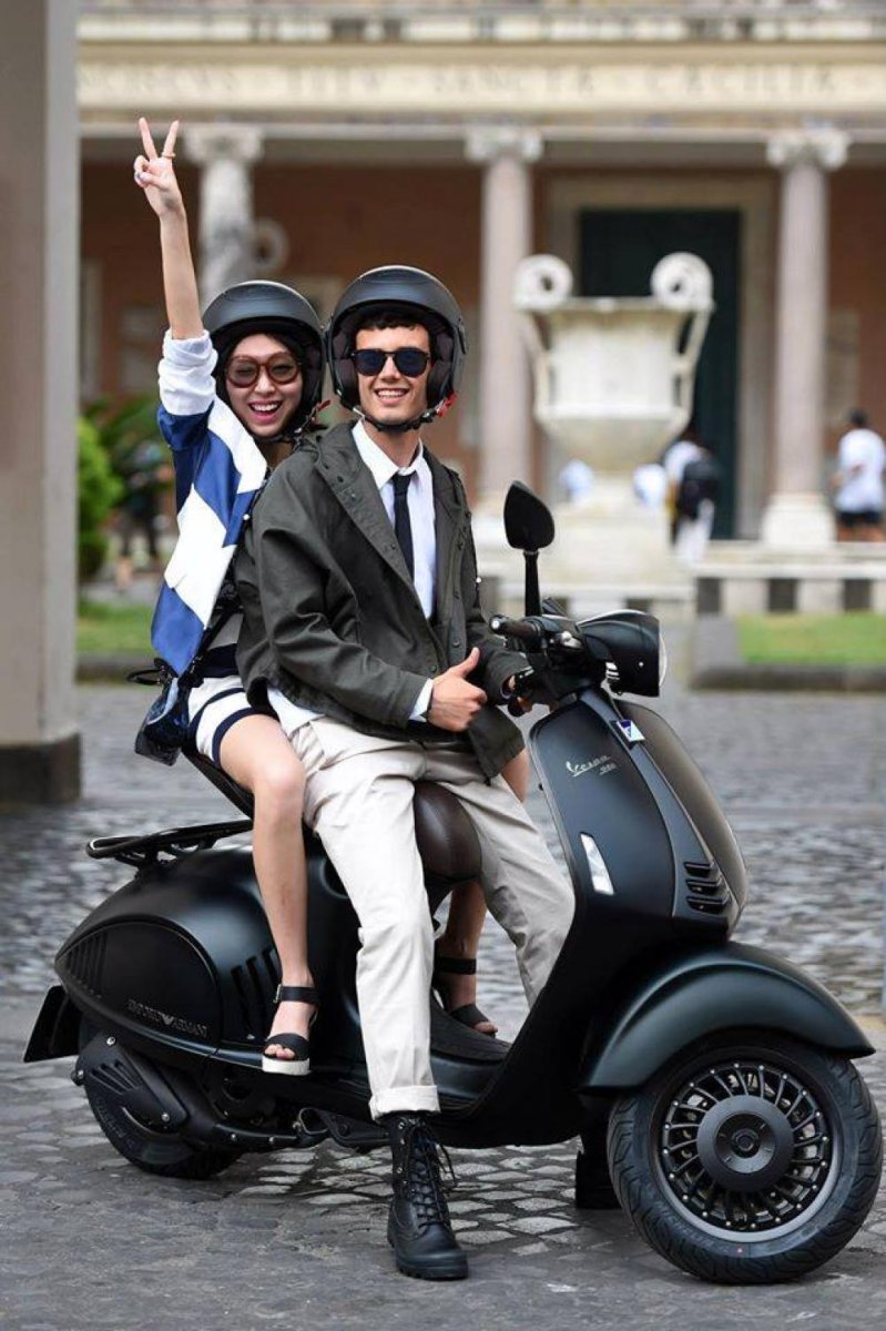 Vespa Armani 946