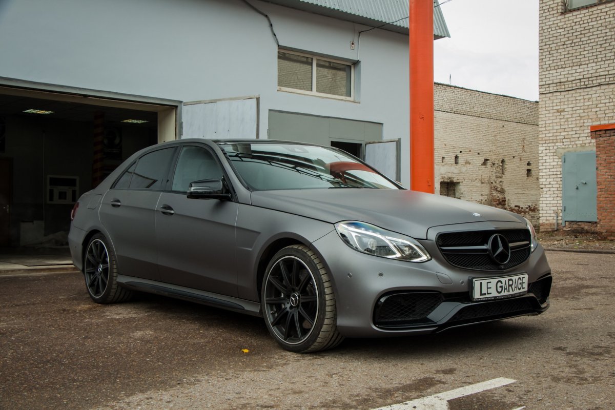 Mercedes e63 AMG серый