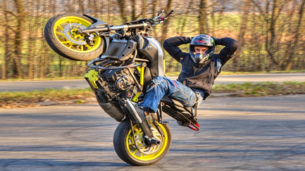Yamaha MT 07 стант