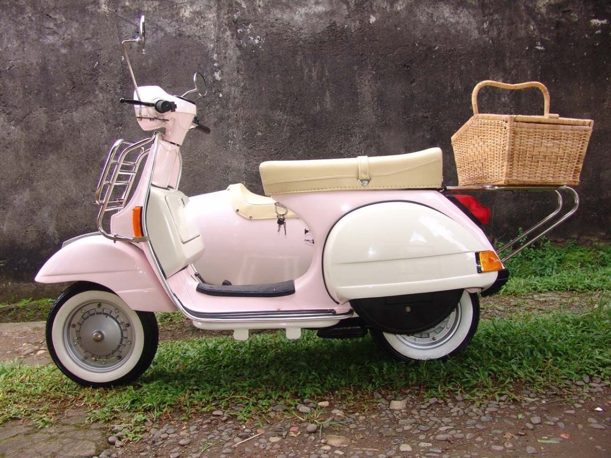 Мотороллер с корзинкой