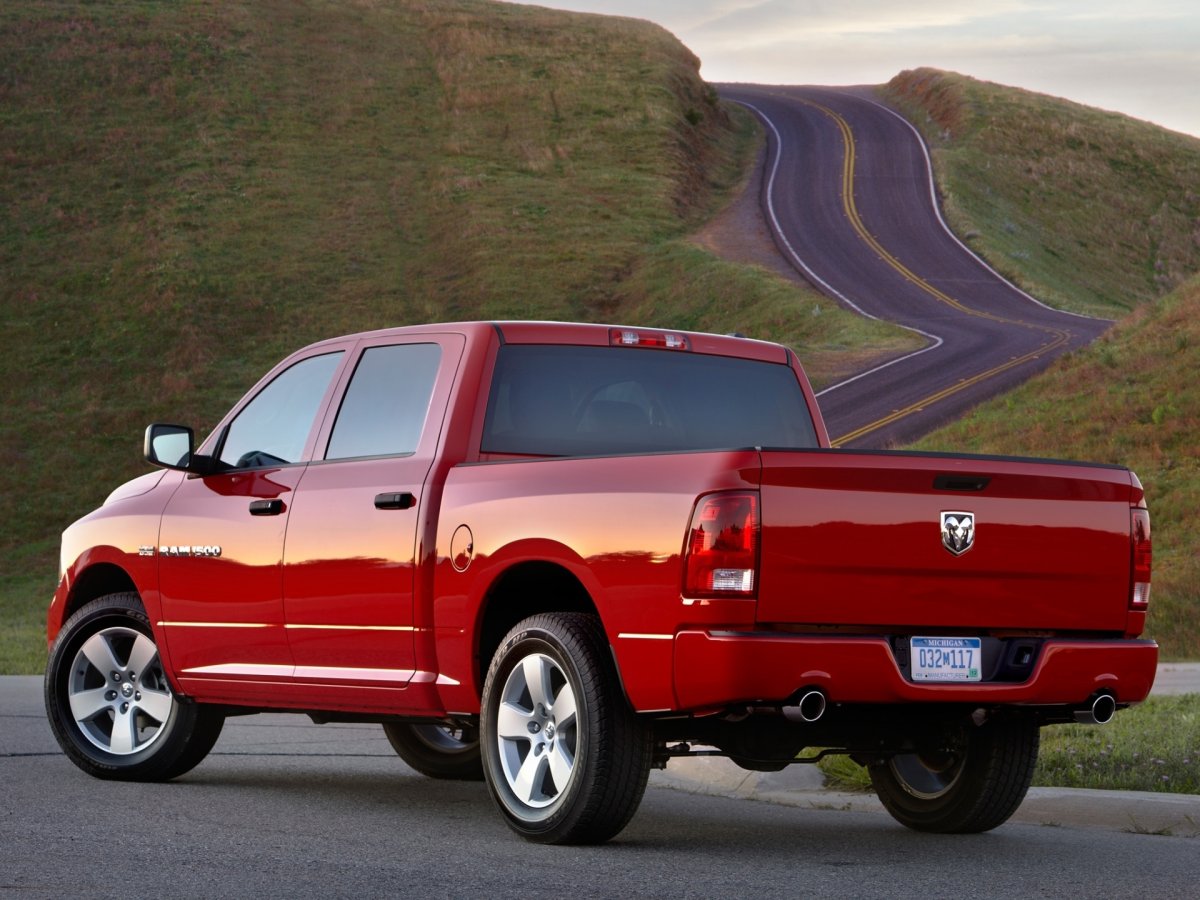 Dodge Ram 1500 сзади