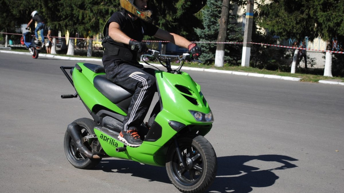 Aprilia скутер стант