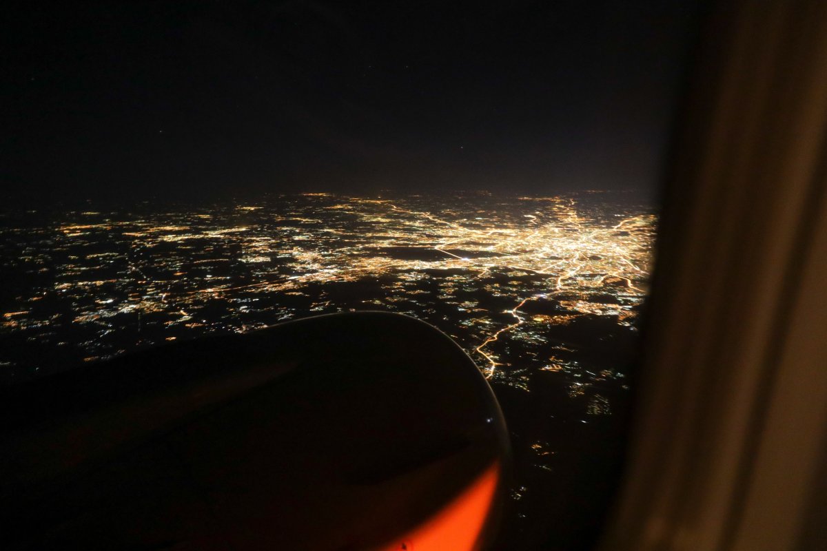 Вид из окна самолета ночью