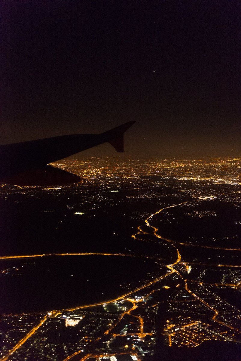 Ночной вид из иллюминатора самолета
