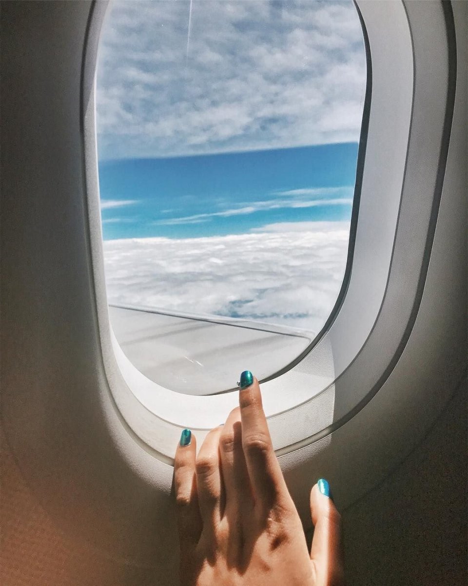 Рука на окне самолета
