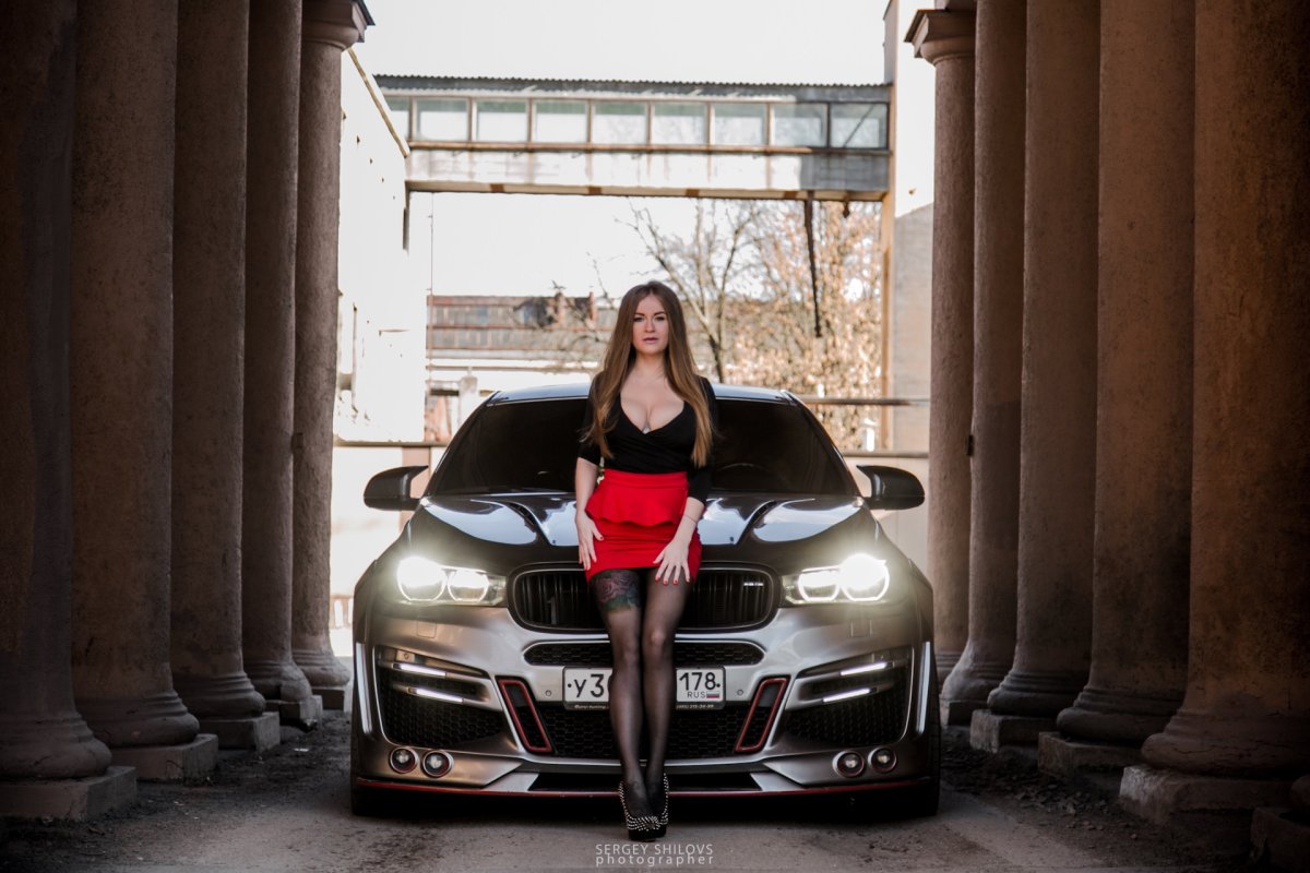 Соня Темникова с машиной BMW x6