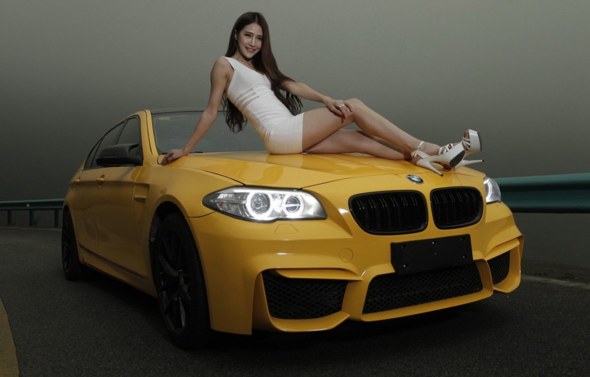 Девушка на капоте BMW