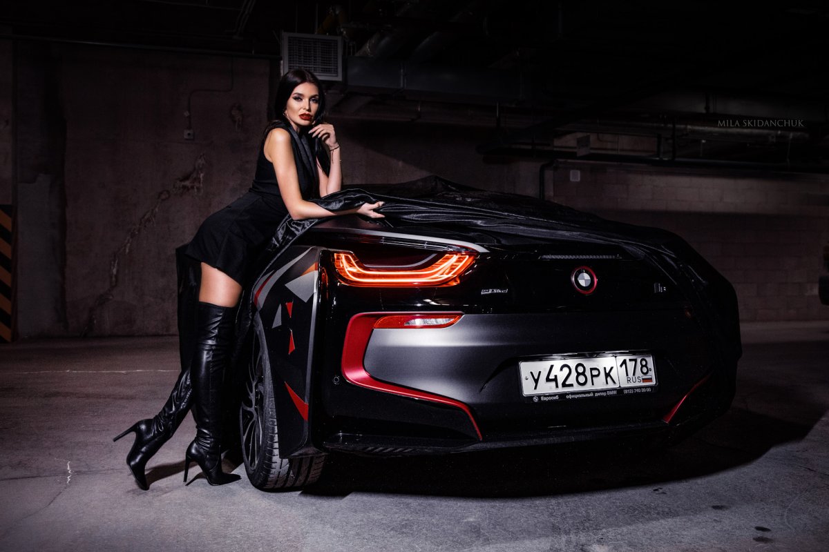 BMW i8 girls