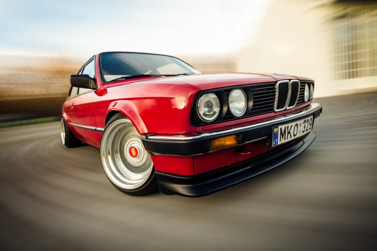 BMW e30 красная