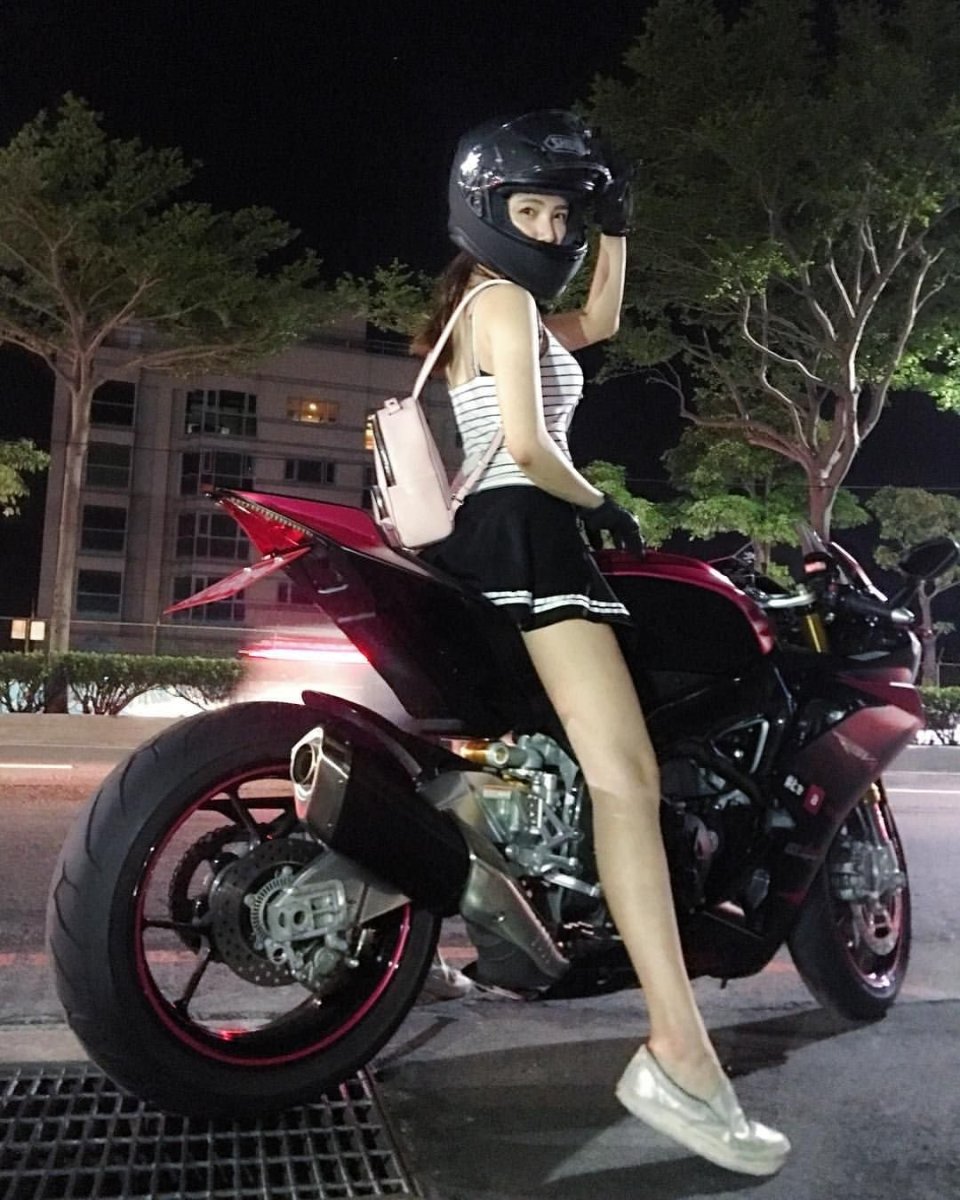 Кореянка на мотоцикле