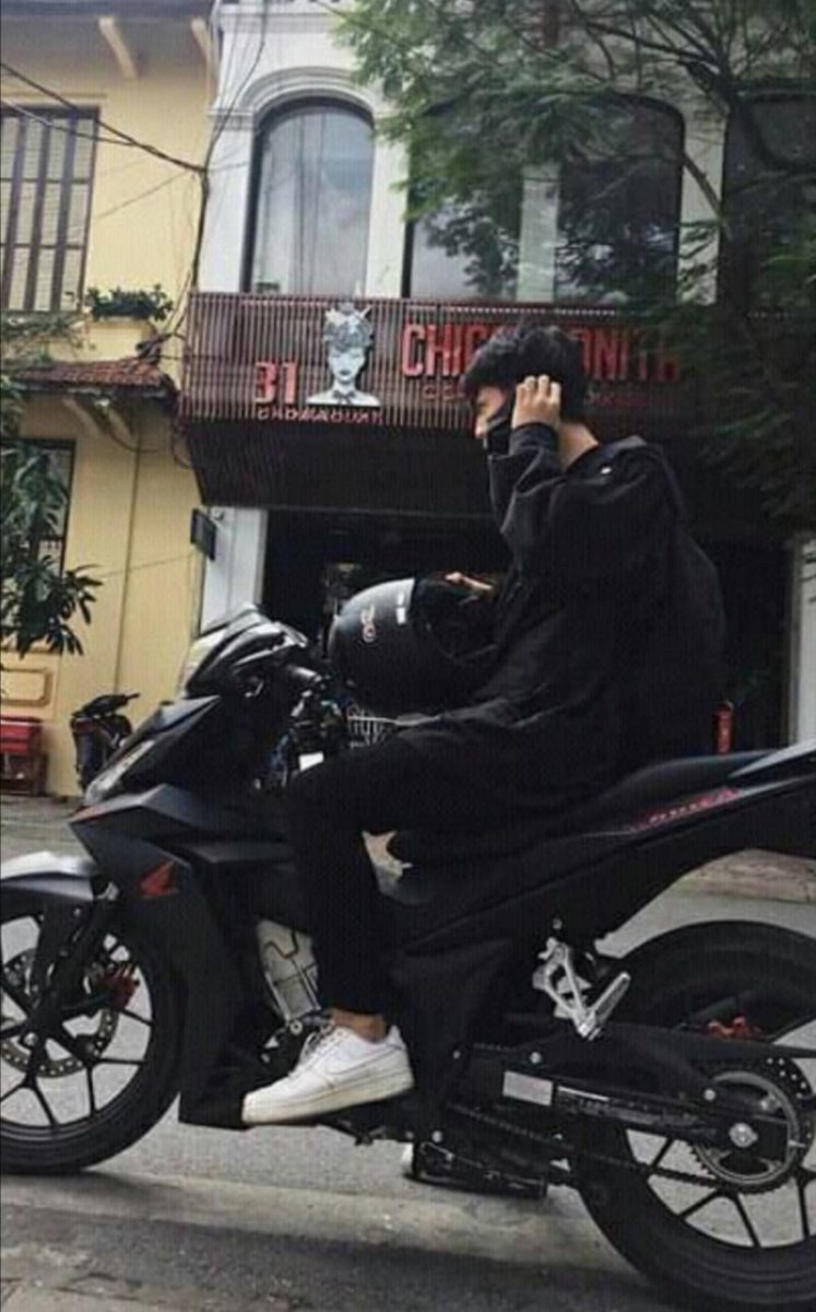 Корейские парни на мотоциклах