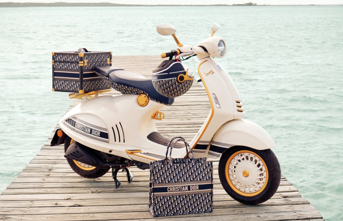 Скутер Dior x Vespa 946