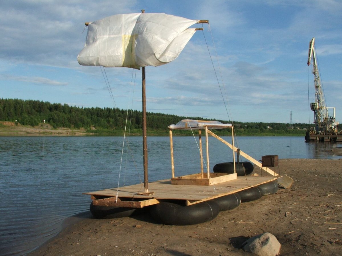 Плот из бутылок с парусом