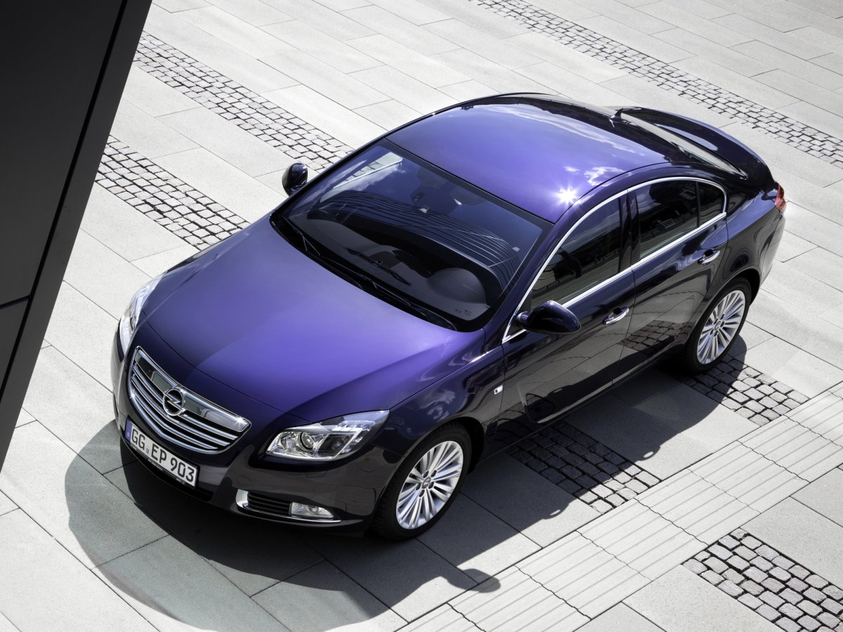 Opel Insignia фиолетовый