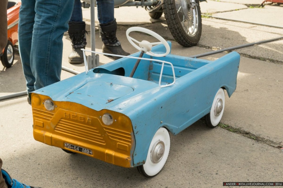 Педальный автомобиль Нева