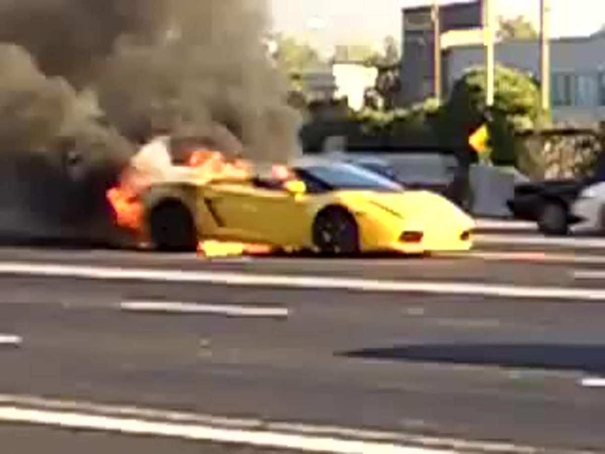 Загоревшаяся Lamborghini