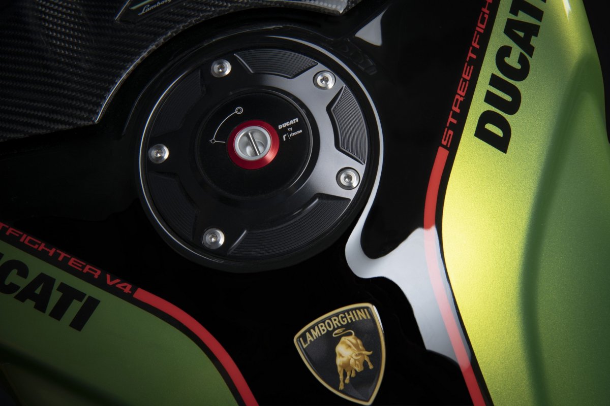 Ducati Streetfighter v4 s 2020