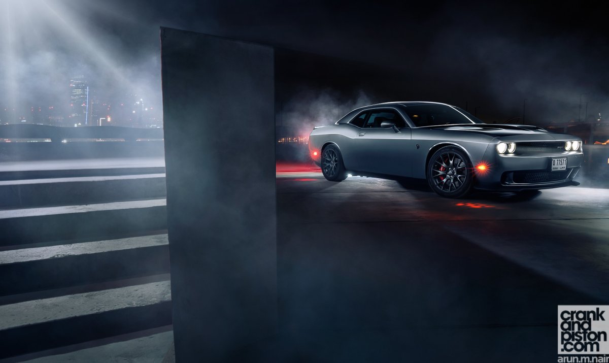 Dodge Challenger Hellcat ночью