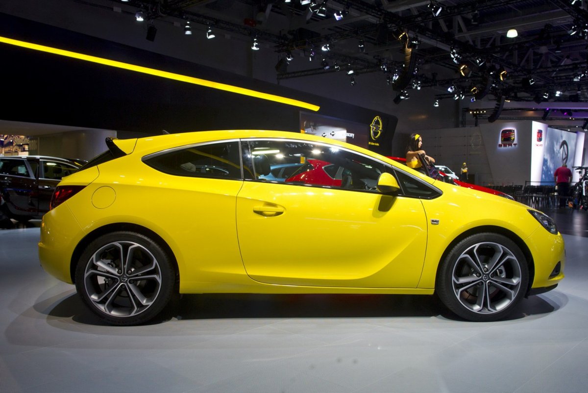 Opel Astra OPC желтый