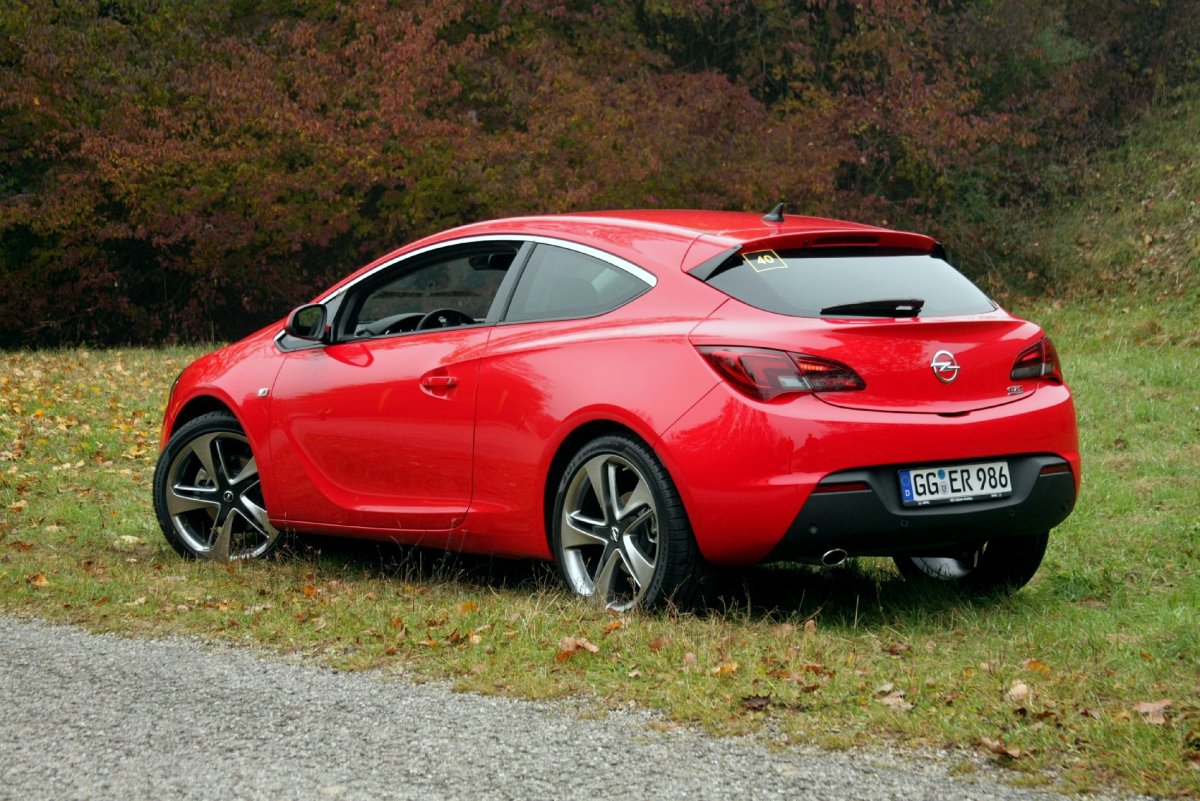 Opel Astra GTC красная
