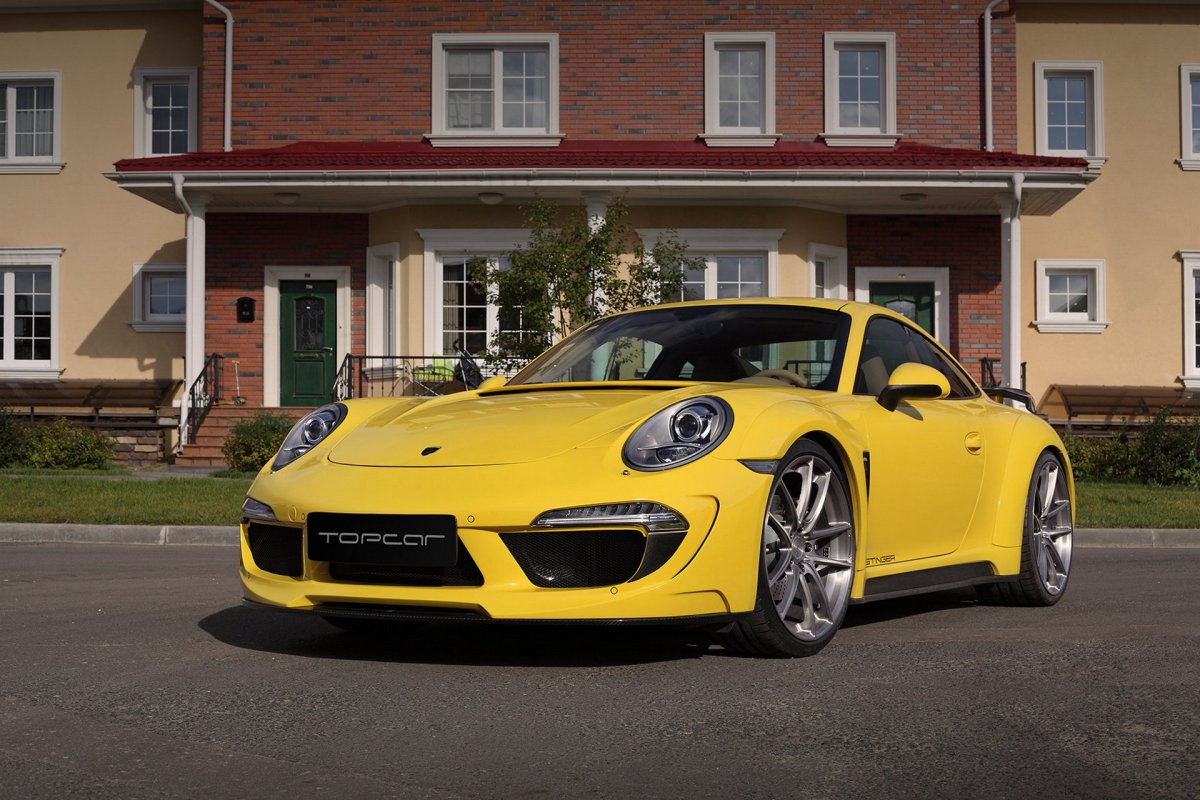 Porsche желтый в гараже