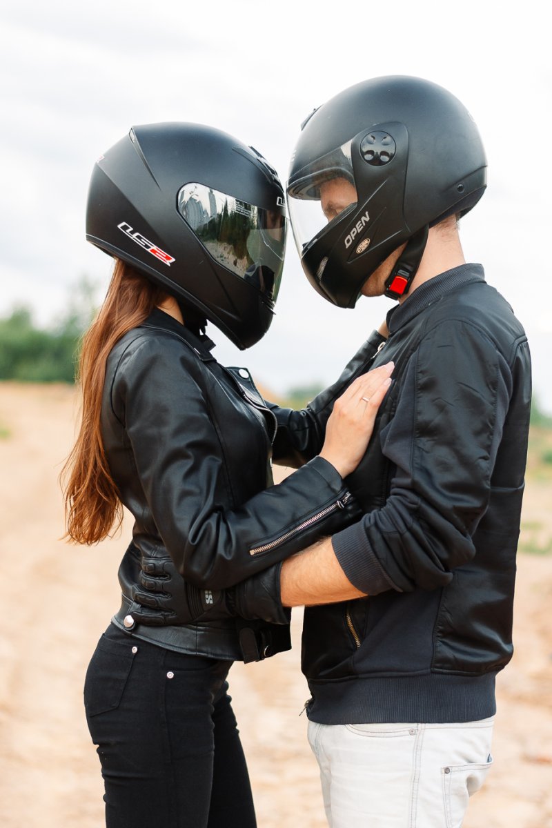 Девушка с мужчиной на мотоцикле в шлемах