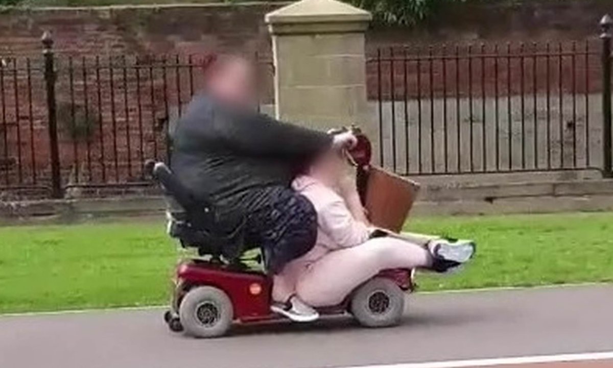 Толстая баба на скутере