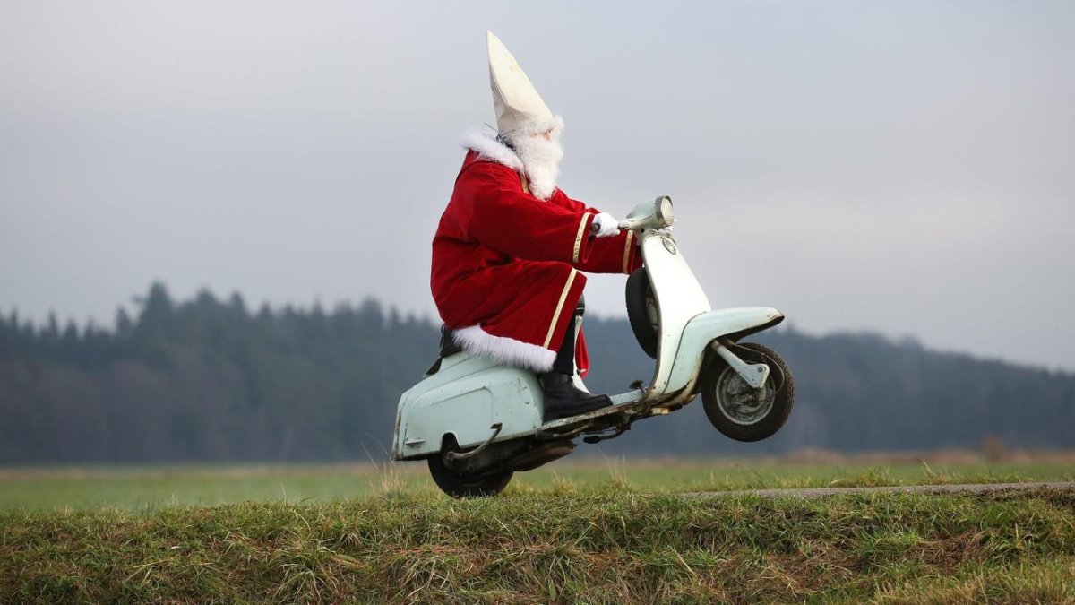 Санта Клаус на скутере