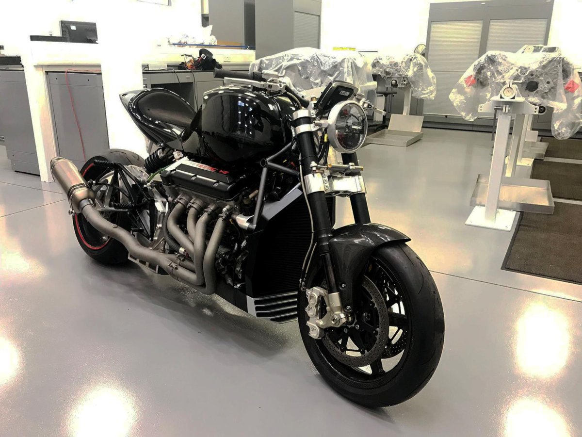 V8 мотоцикл Хаябуса
