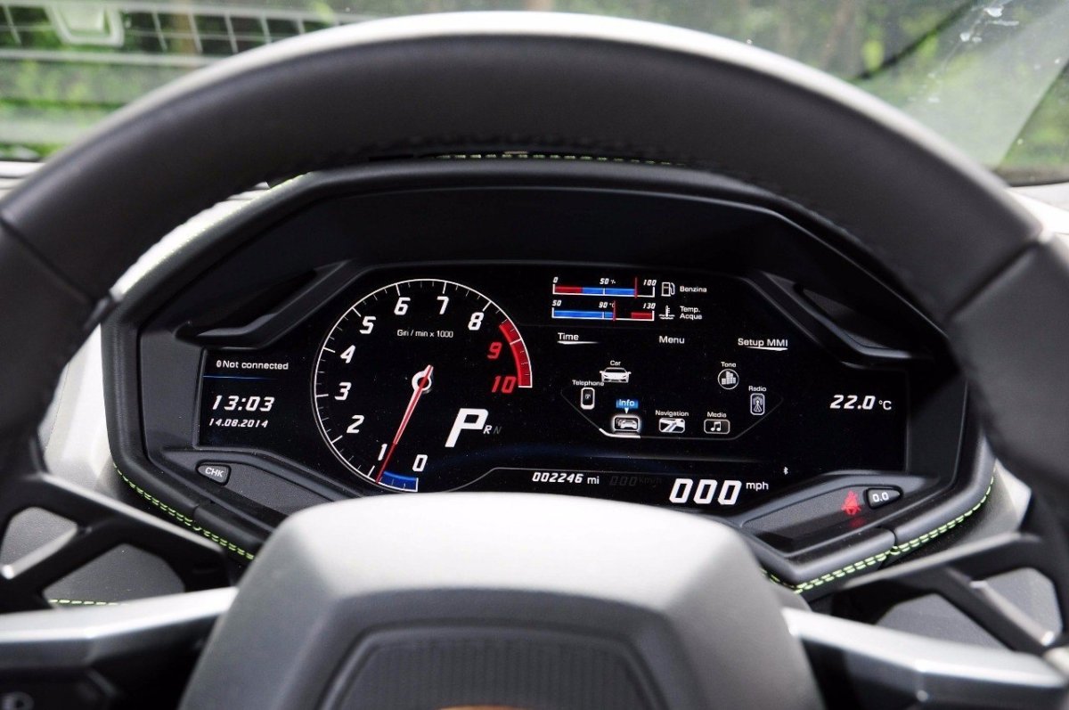 Lamborghini 2021 приборная панель