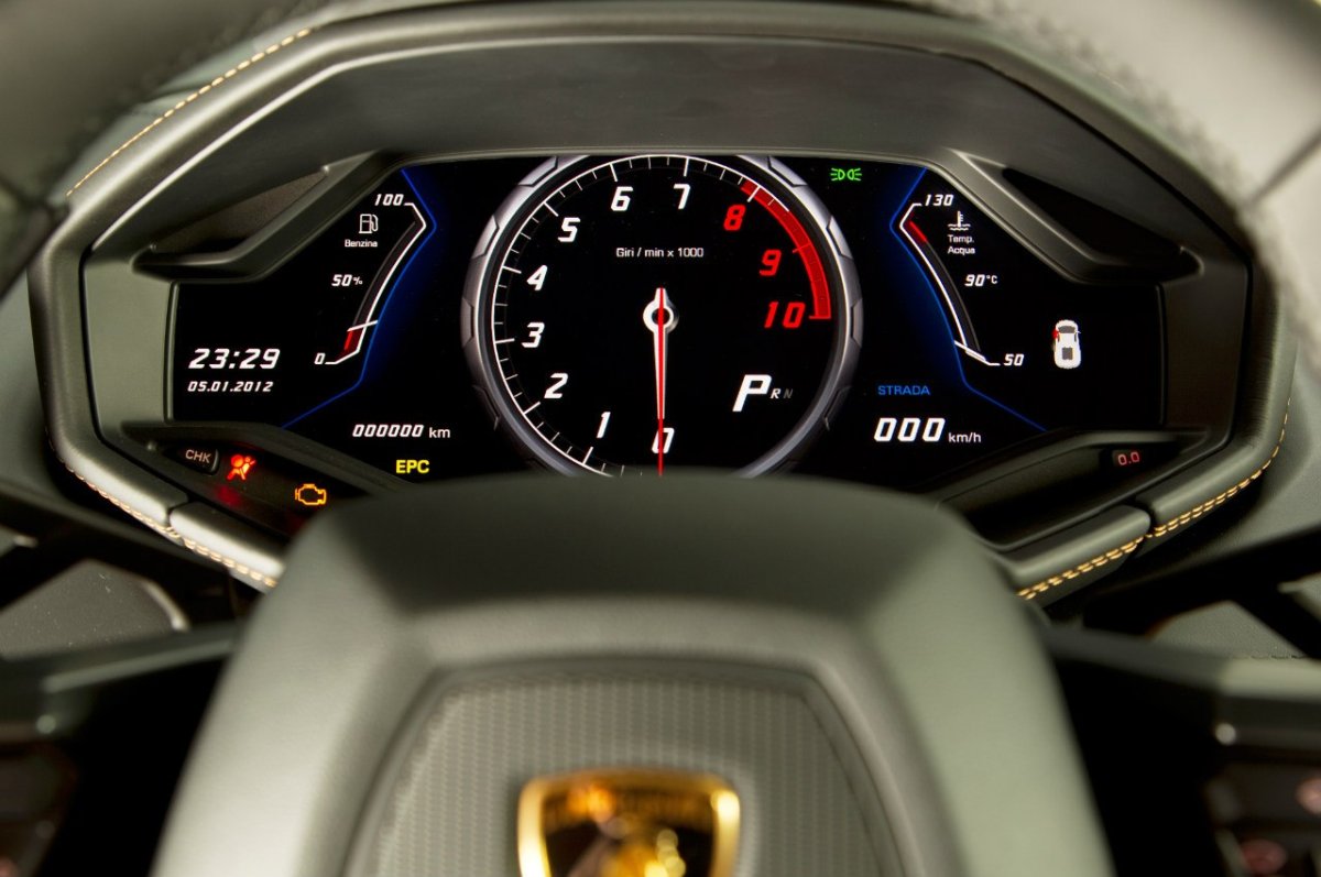 Lamborghini Aventador приборная панель