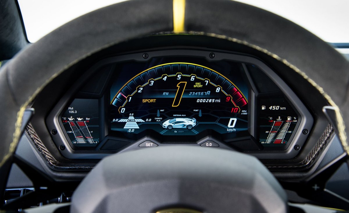 Lamborghini Aventador приборная панель