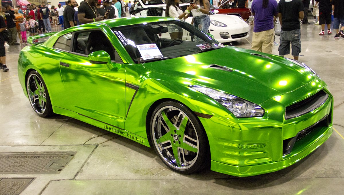 Nissan GTR зеленый хром