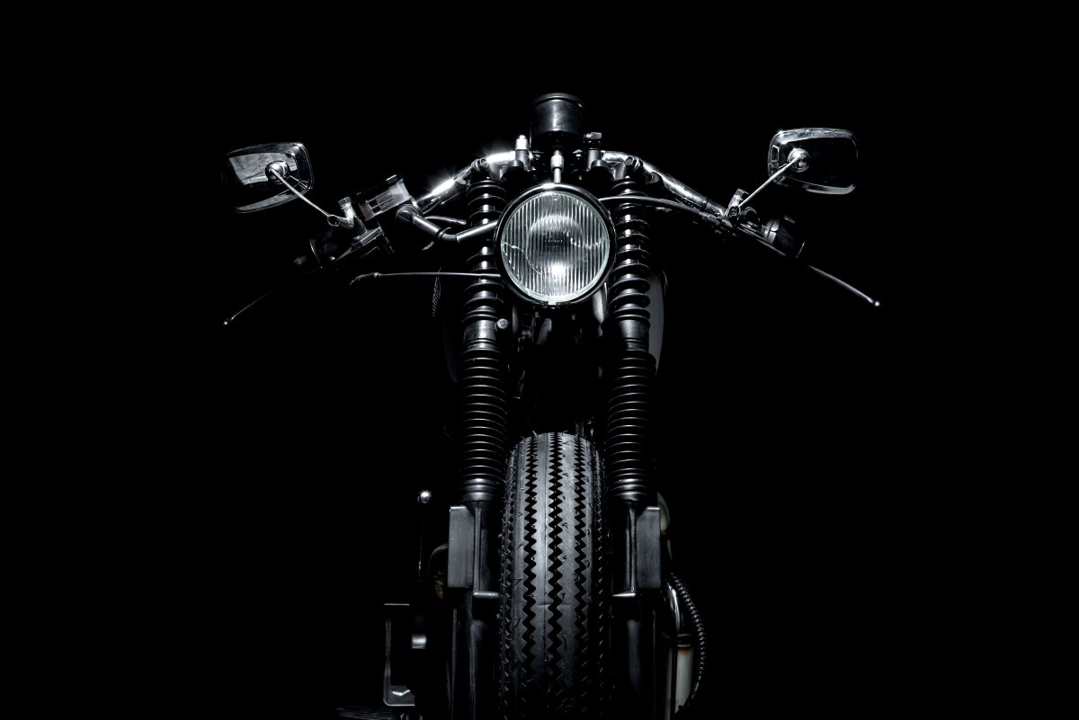 Мотоцикл на темном фоне