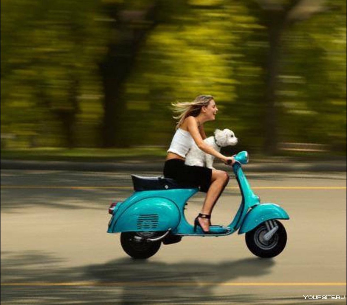 Женщина на мопеде