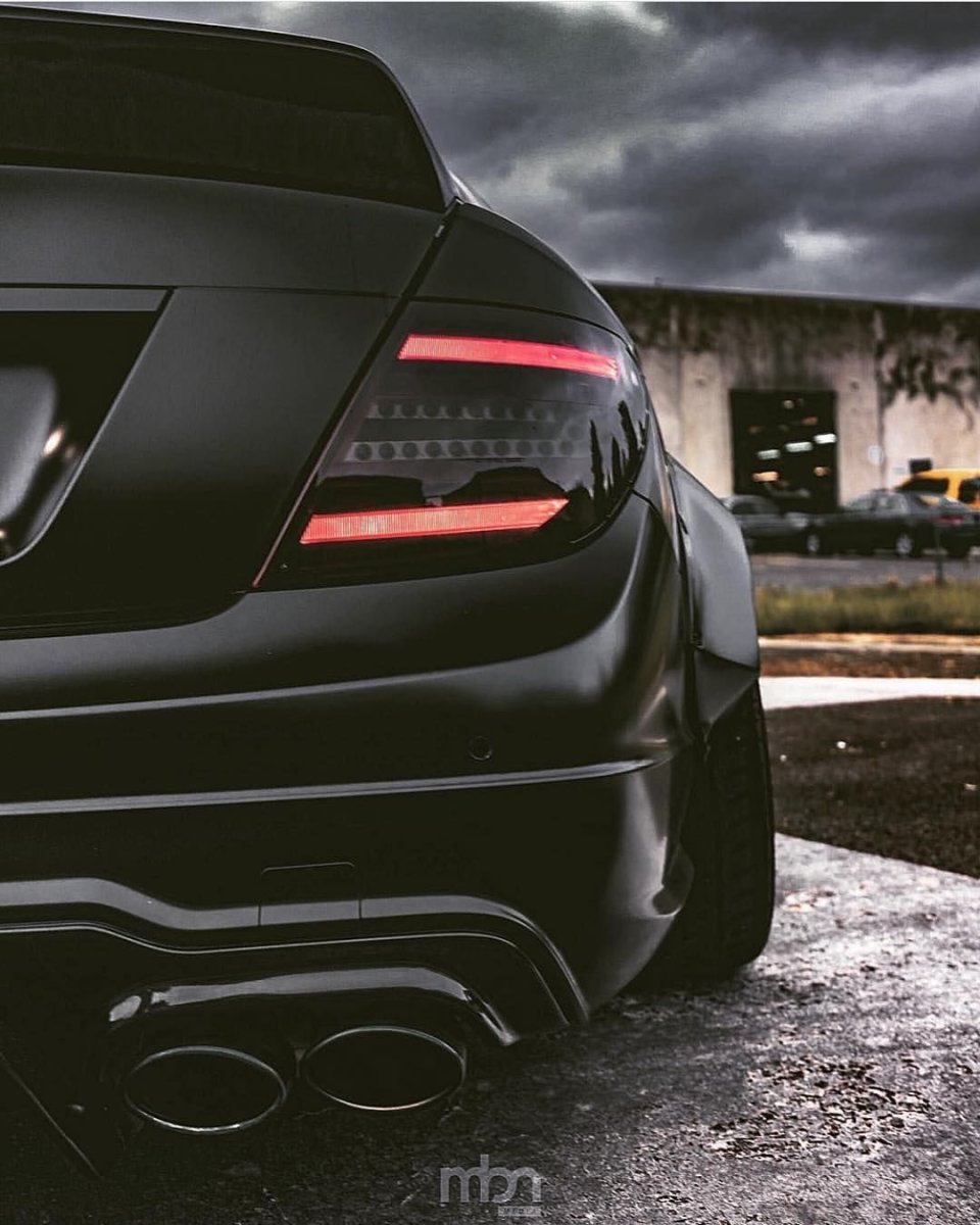 Mercedes Benz c63 AMG черный